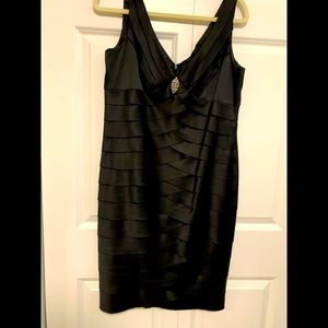 Size 14 Jones wear evening gown above knee Black
